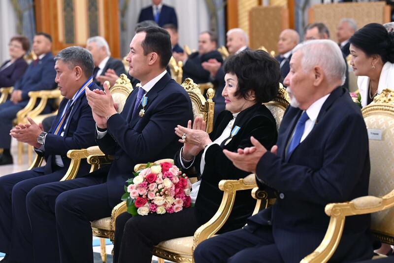 Глава государства поздравил работников нефтегазовой отрасли