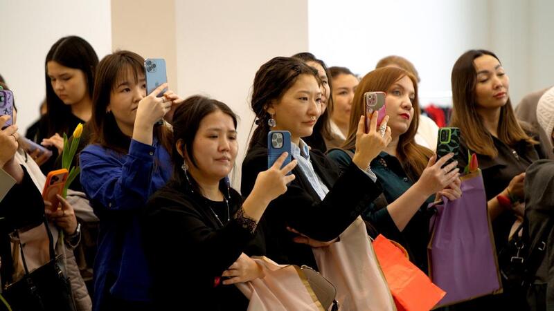 Масштабную акцию в поддержку новой Конституции накануне 8 марта провели в Астане