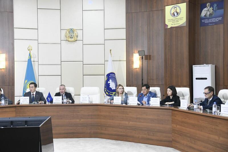 В Астане состоялся круглый стол о значении Основного закона и межэтнического согласия