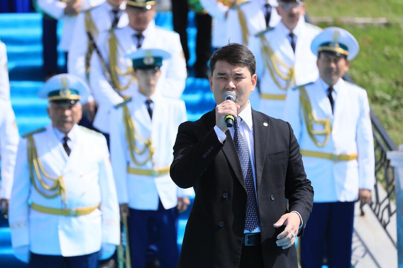 Глава региона принял участие в церемонии поднятия Государственного флага