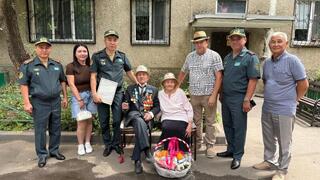 В Алматы военнослужащие поздравили фронтовика Владимира Белозерова с днем рождения