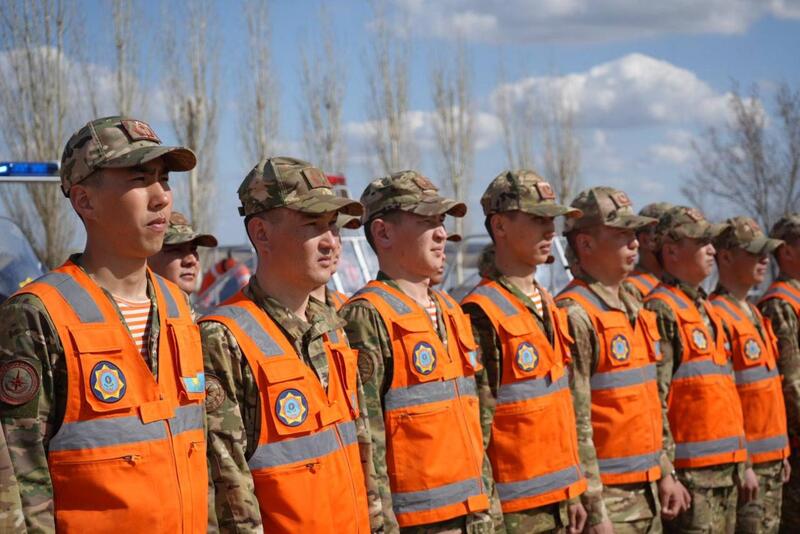 Спасатели МЧС Казахстана обеспечивают безопасность на воде
