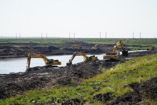 В Астраханском и Атбасарском районах очищают и выпрямляют русло рек