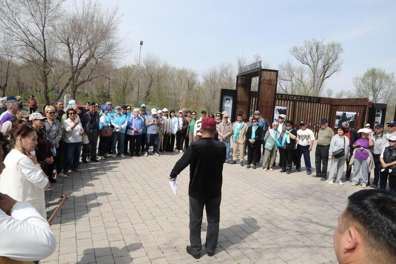 Алматинцы вышли на субботник в парке «Желтоксан»