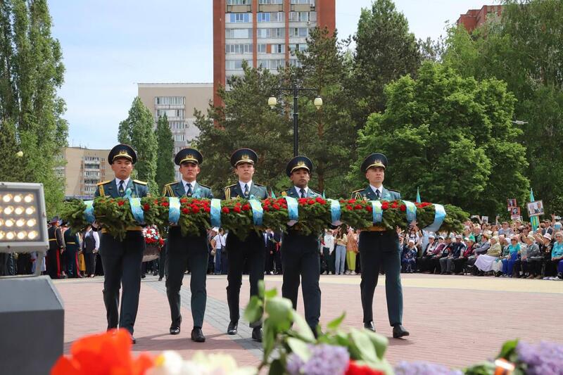 В Усть-Каменогорске у мемориала «Победа» прошла торжественная церемония возложения цветов