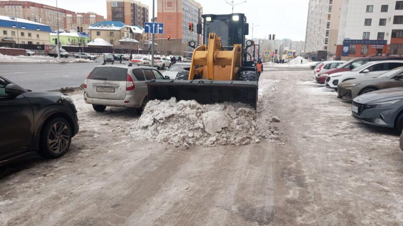 В Астане в снегоуборочных работах задействовано около 1,7 тысячи единиц спецтехники