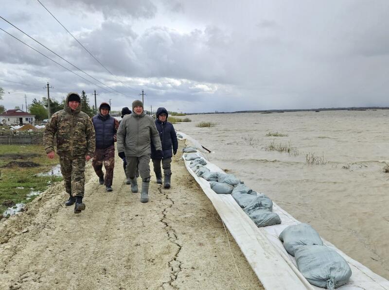 Аким СКО посетил село Прибрежное, окружённое водой