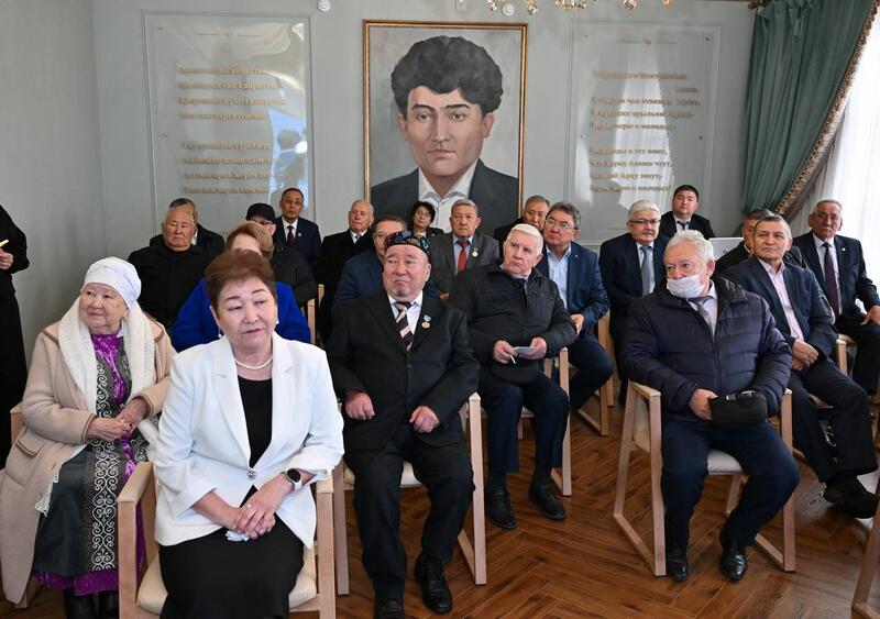 В честь Дня пожилых людей аким области встретился с ветеранами