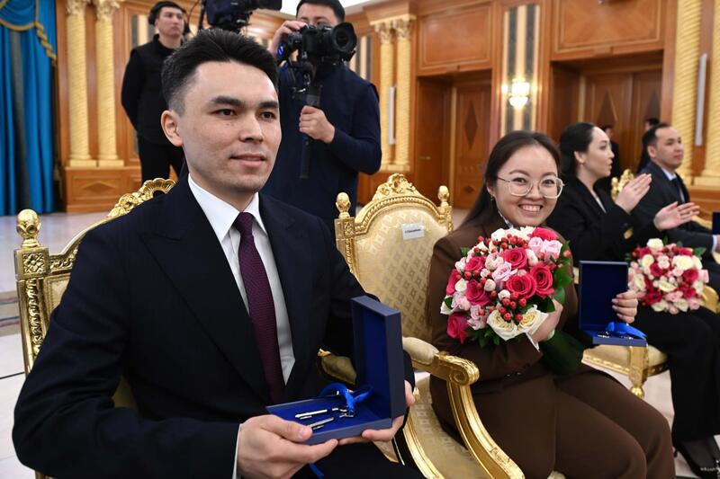 ГЛАВА ГОСУДАРСТВА ВРУЧИЛ КЛЮЧИ ОТ КВАРТИР МОЛОДЫМ УЧЕНЫМ