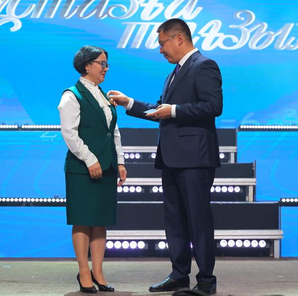 Аким Павлодарской области поздравил учителей с профессиональным праздником