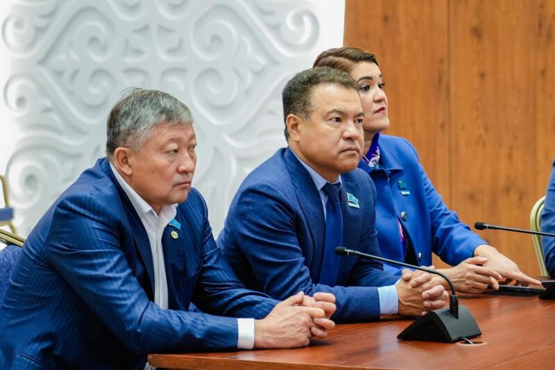 Создание безопасных пространств и развитие инфраструктуры для подростков обсудили депутаты маслихата со школьными активистами в Астане