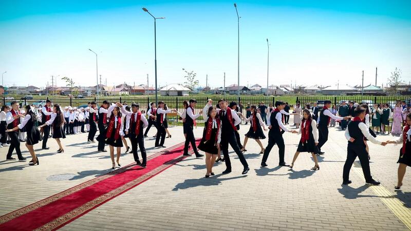 Жулдыз Сулейменова приняла участие в торжественной линейке по случаю окончания учебного года в селе Талапкер