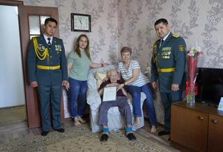 Миротворцы поздравили ветерана Великой Отечественной войны с Днем Победы