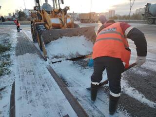 Более 2 700 дорожных рабочих заняты в снегоуборочных работах в Астане