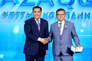 Ерлан Аккенженов вручил государственные награды работникам газовой отрасли в честь 25-летия QazaqGaz