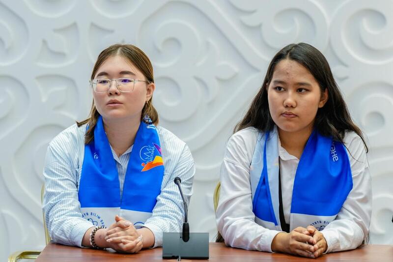 Создание безопасных пространств и развитие инфраструктуры для подростков обсудили депутаты маслихата со школьными активистами в Астане