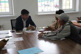Сегодня аким города Ернат Дүйсенбекұлы провел приём граждан по личным вопросам.