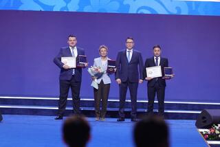 В Астане проходит церемония награждения лауреатов премии «Алтын сапа» и «Парыз» с участием Президента Касым-Жомарта Токаева