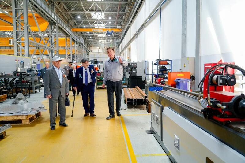 В Астане труженики тыла посетили отечественный завод по производству военной техники