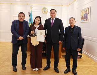 Ербол Карашукеев встретился с победительницей республиканского айтыса Инжу Жанабай