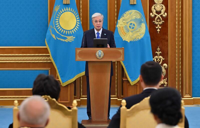 Глава государства поздравил работников нефтегазовой отрасли