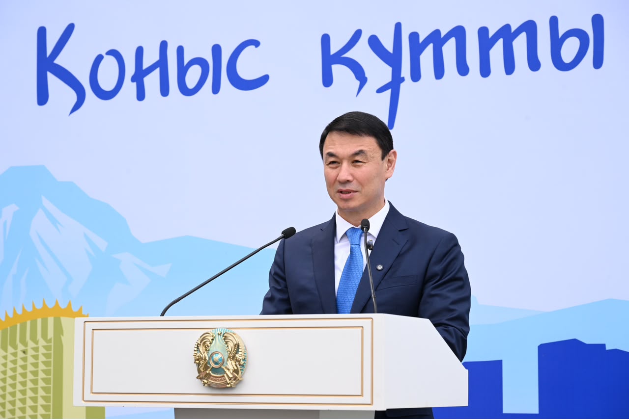 Аким Алматы Дархан Сатыбалды вручил ключи от квартир новоселам