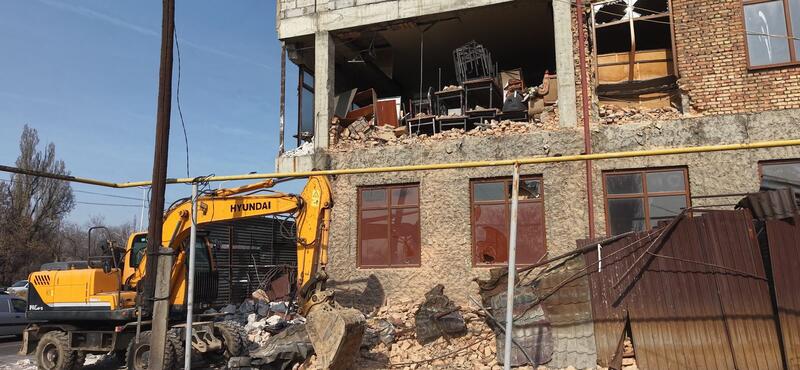 Крупное здание сносят в Алматы по решению суда