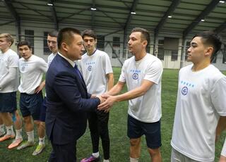 Сегодня аким области Асаин Байханов посетил первую тренировку ФК «Иртыш»