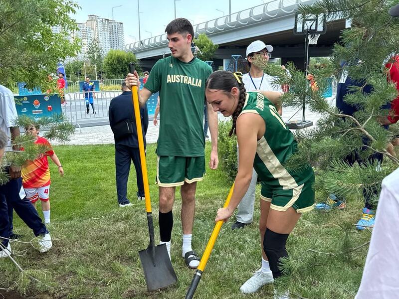 «Таза Қазақстан»: участники чемпионата мира по баскетболу посадили деревья в Астане