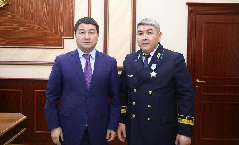 Нурдаулет Килыбай вручил государственные награды людям труда