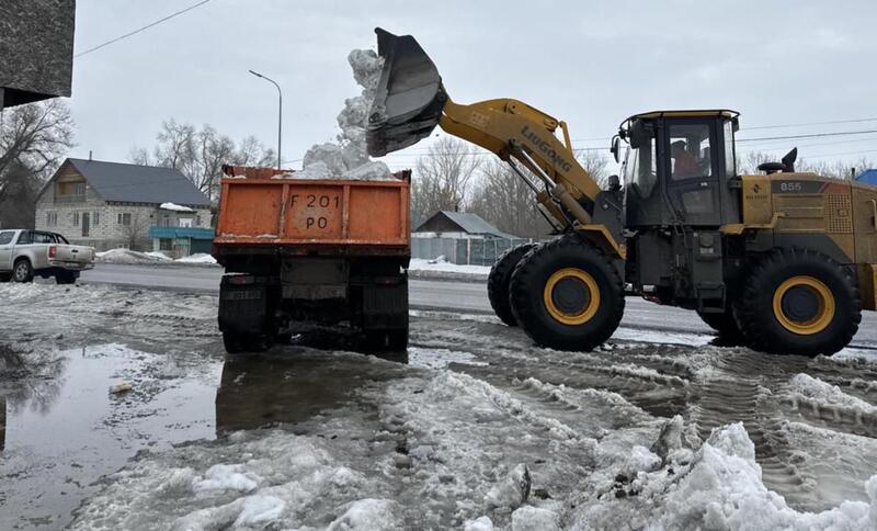 В области Абай продолжаются работы по вывозу снега и откачке талых вод