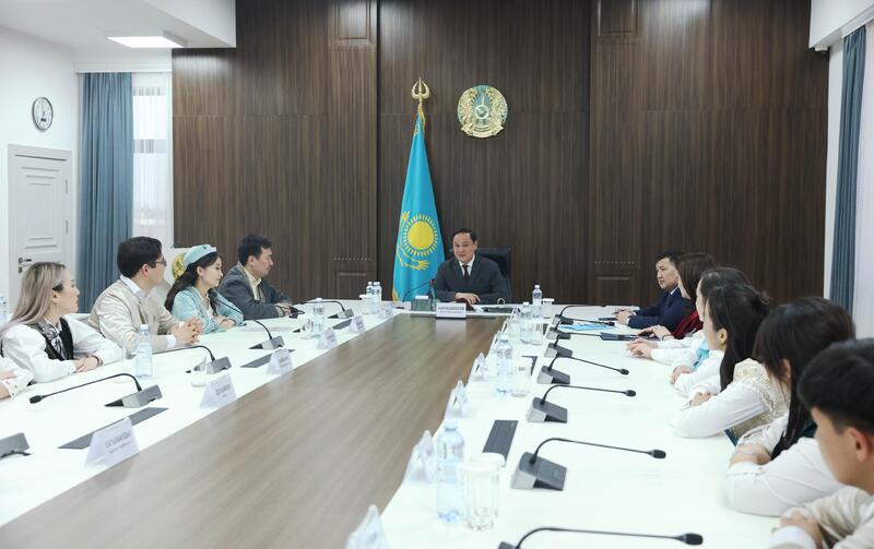 Ербол Карашукеев встретился с победителями интеллектуальной игры «Ой шебері»