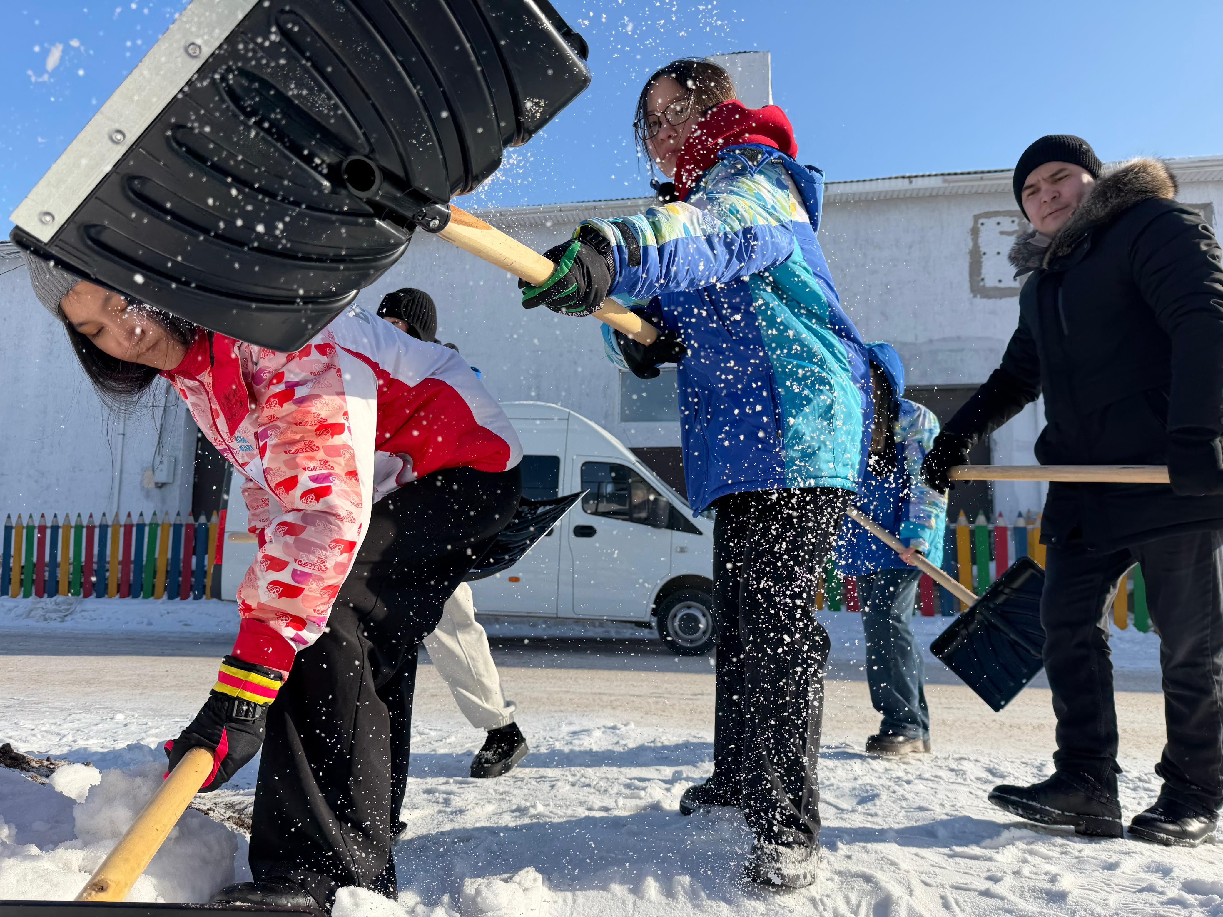 В рамках экоакции «Таза Қазақстан» волонтёры очистили дворы пожилых жителей столицы от снега