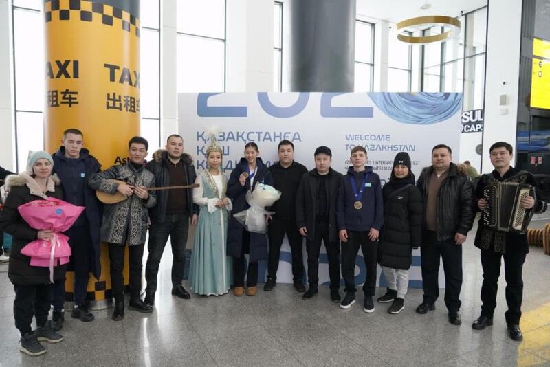 В столичном аэропорту болельщики торжественно встретили спортсменов, вернувшихся с чемпионата мира