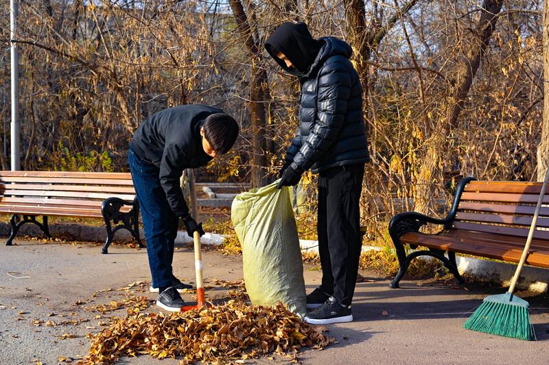 Таза Қазақстан: актюбинские экоактивисты очистили парк «Ретро»