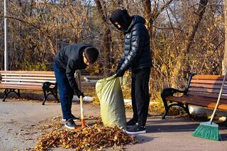 Таза Қазақстан: актюбинские экоактивисты очистили парк «Ретро»