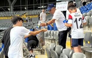 «Таза Қазақстан»: зрители и спортсмены убрали мусор с трибун после завершения матча в Астане