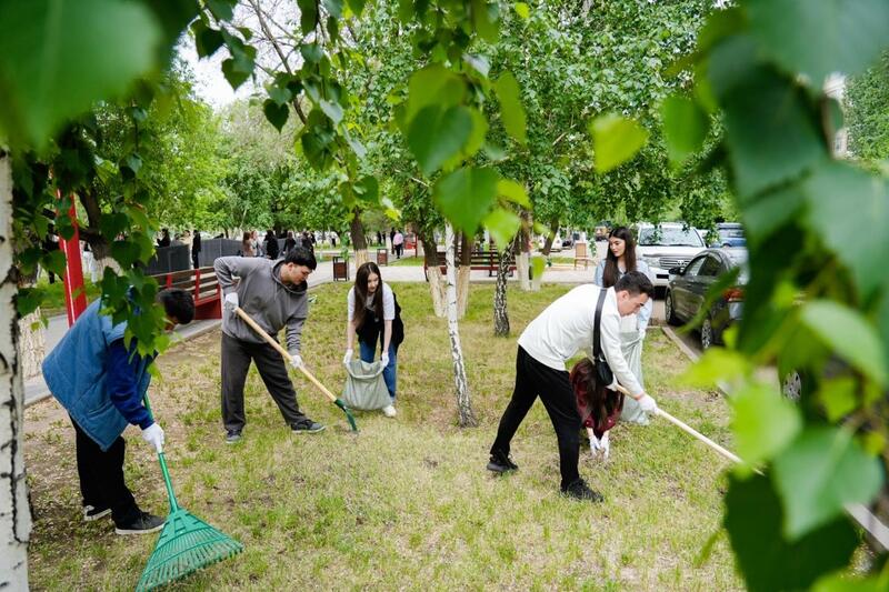 Более 100 студентов и волонтеров поддержали акцию «Таза Қазақстан» и провели субботник в Астане