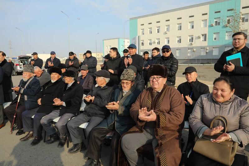 В Мангистауской области медицинским учреждениям передали новые санитарные автомобили