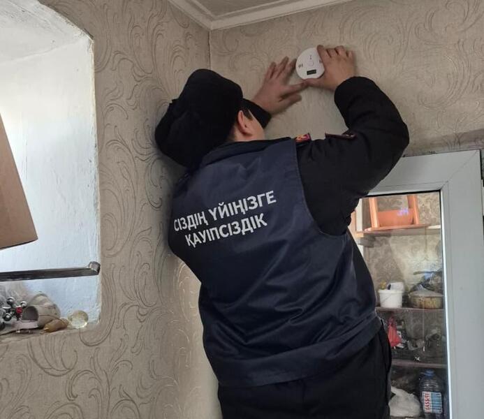 Спасатели МЧС проводят месячник пожарной безопасности в жилом секторе