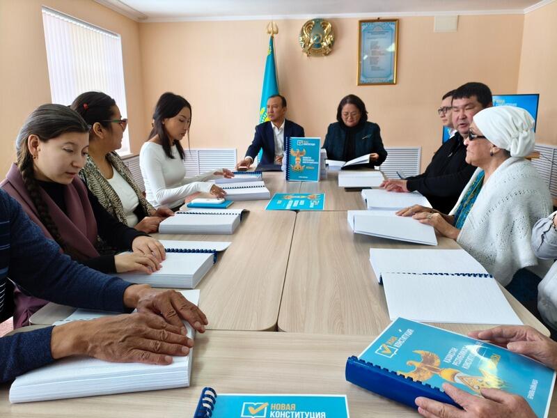 Доступное право: в Карагандинской области напечатали проект новой Конституции шрифтом Брайля