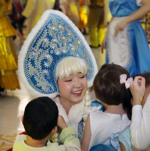 В Алматы новогодняя ёлка подарила праздник 400 воспитанникам соцучреждений