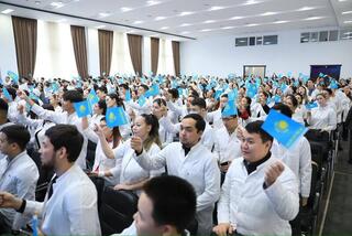 В Актобе авторы QazVac и эксперты в сфере медицины обсудили с будущими врачами национальные ценности 