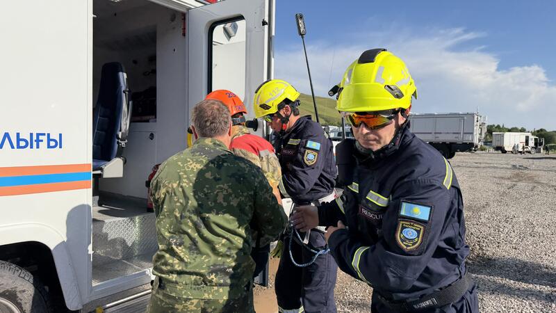 Спасатели МЧС Казахстана отрабатывают практические действия в Таджикистане