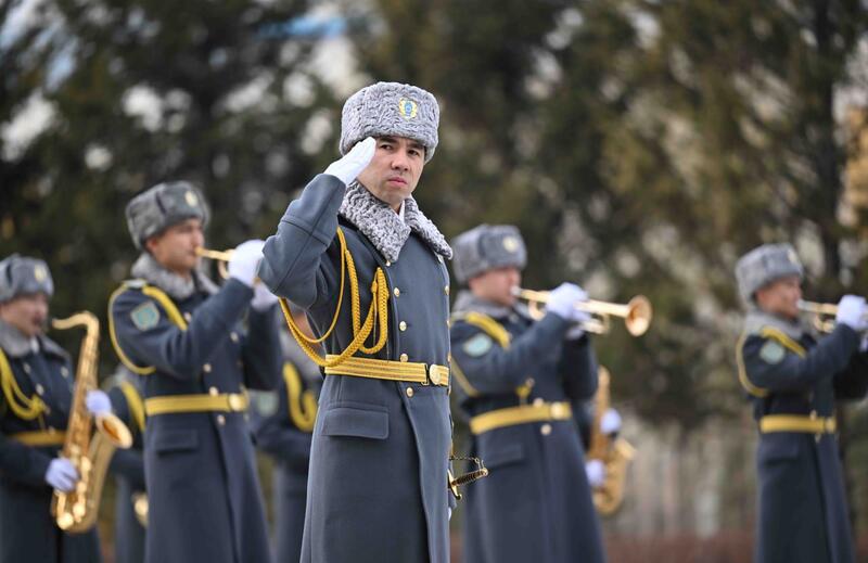 Президент принял участие в церемонии поднятия Государственного флага