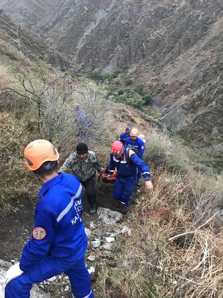 Спасатели Республиканского оперативно-спасательного отряда МЧС спасли женщину в горах