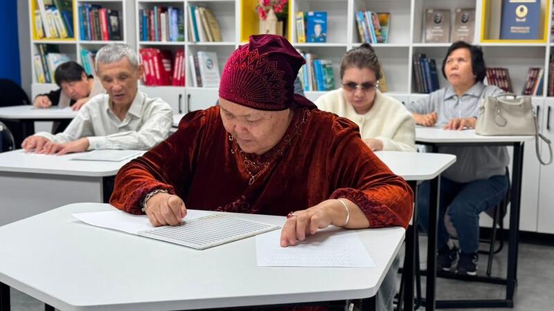 В столичной библиотеке прошел творческий конкурс для людей с нарушением зрения