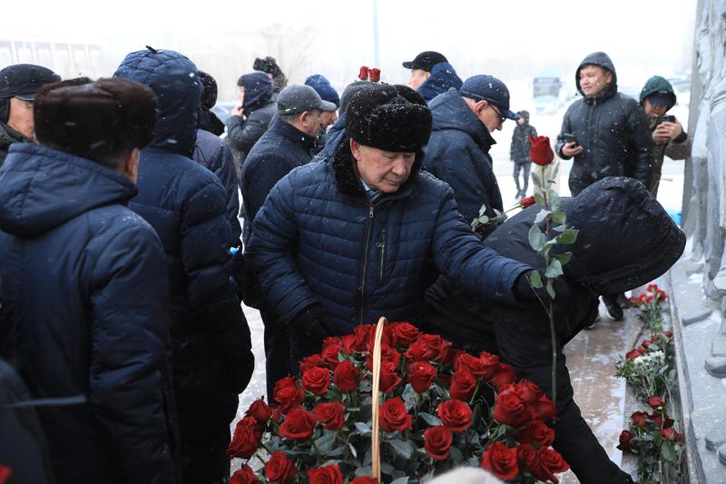 В День Независимости актюбинцы возложили цветы к мемориальному комплексу «Азаттықтың ақ таңы»