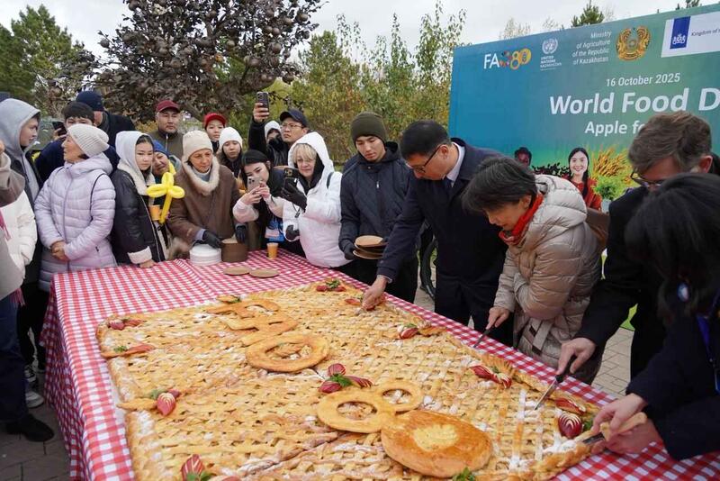 Фестиваль яблок в честь 80-летия ФАО и Всемирного дня продовольствия прошел в Астане