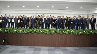 Министр энергетики отметил государственными наградами лучших работников отрасли в честь Дня Республики